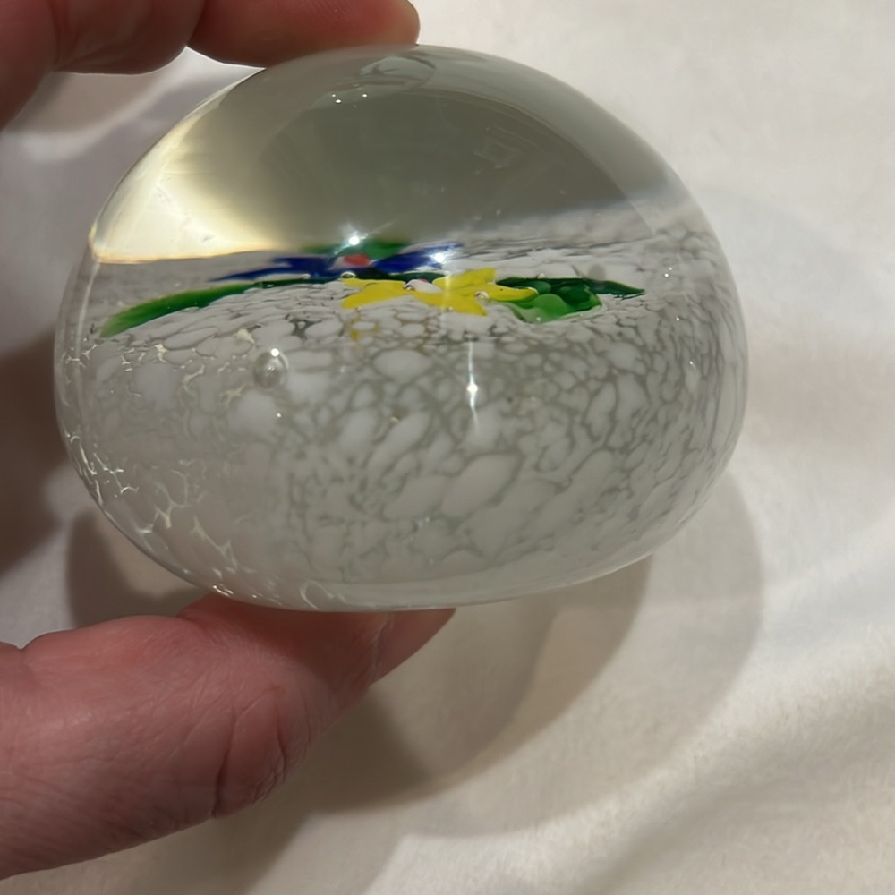 Set of three glass paperweights with floral design - Picture 5 of 10